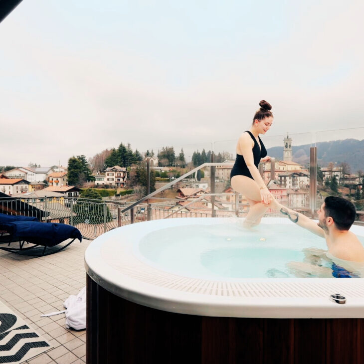 Coppia nella Sky spa privata panoramica a Selvino