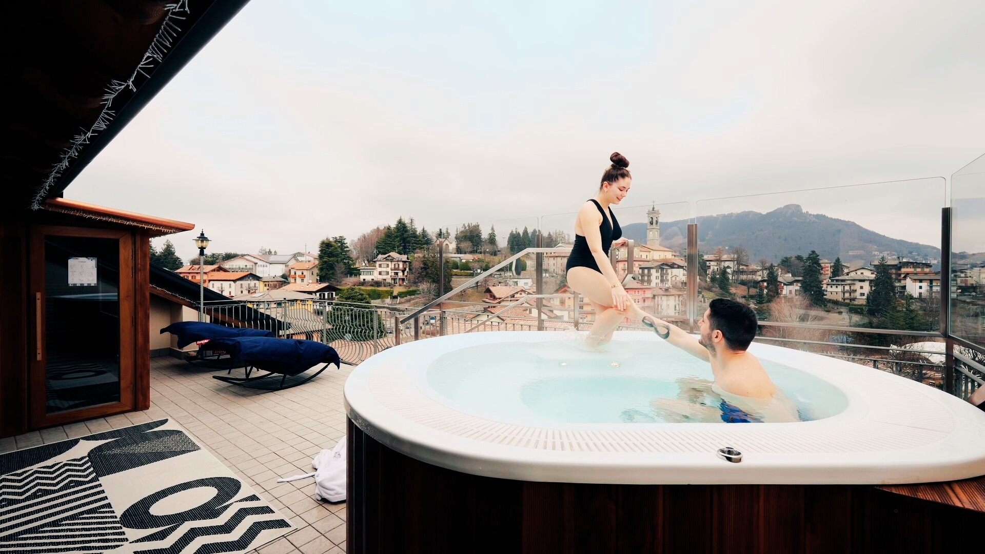 Coppia nella Sky spa privata panoramica a Selvino