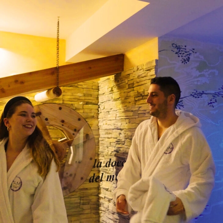 Coppia in spa relax in montagna a Selvino