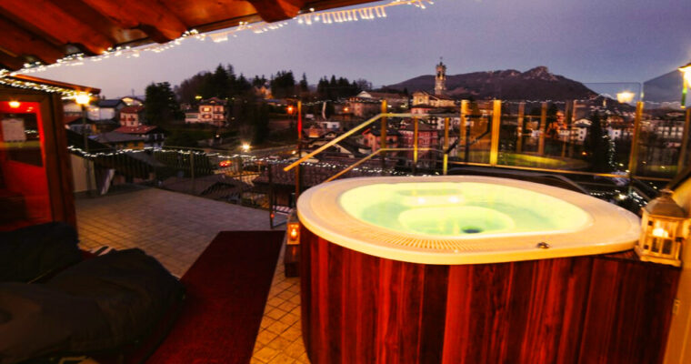 Terrazza con minipiscina e vista sulle Alpi al T’Ami Hotel