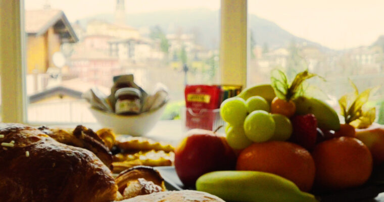 Colazione in sala panoramica a Selvino, hotel vicino QC Terme