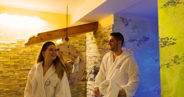 Kit spa con accappatoio, telo e ciabatte disponibili a noleggio